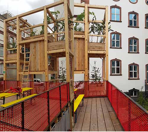 "The Frankfurt Prototype", Zwei Ansichten vom Terrassenbereich im 1. OG mit grüner urbaner Filterwand.© Foto: Diether von Goddenthow